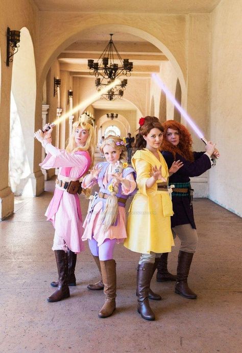 18 Star Wars Cosplay Crossovers That Will Blow Your Mind Disney Princess Jedi, Star Wars Crossover, Star Wars Group Costumes, Star Wars Cosplay Women, Rapunzel Dresses, Mashup Cosplay, Crossover Cosplay, Obi Wan Kenobi Costume, Batuu Bounding