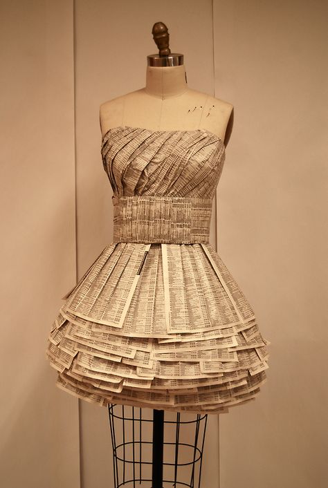 dress made out of phone book paper Newspaper Fashion, Newspaper Dress, Book Dress, Paper Clothes, Recycled Dress, Diy Kostüm, Paper Fashion, Diy Vetement, Paper Dress