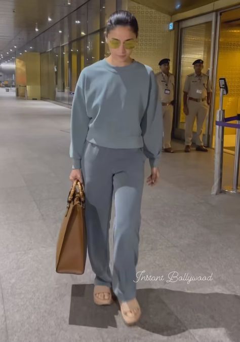 Alia Airport Looks, Airport Looks Bollywood, Alia Bhatt Airport Looks, Alia Bhatt Outfits, Alia Bhatt Looks, Airport Outfit Ideas, Airport Travel Outfits, Decorating Frosting, Airport Fits