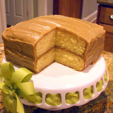 Quick Caramel Frosting Southern Praline Cake, Southern Praline, Southern Caramel Cake, Cake Mix Doctor, Praline Cake, Caramel Cake Recipe, Caramel Icing, Caramel Frosting, Food Time