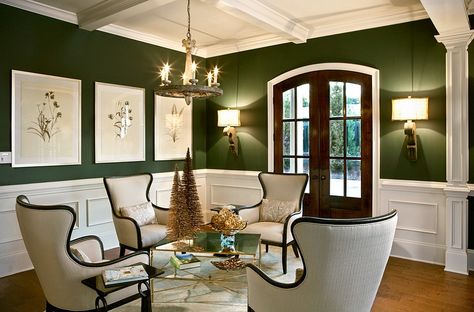 Smart and modern living room in dark green and white Green Walls Living Room, Dark Green Living Room, Green Wall Design, Green Living Room Decor, Living Room Wall Designs, Green Dining Room, Dark Green Walls, Living Room Color Schemes, Green Walls