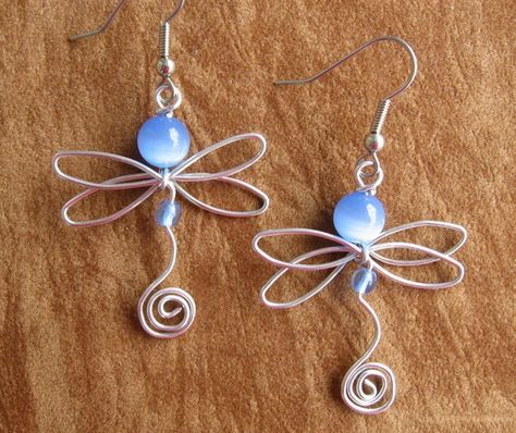 Dragonfly Earrings Diy, Beginner Jewelry Making Step By Step, Seni Khat Islam, Istoria Artei, Bijoux Fil Aluminium, Dragonfly Jewelry, Wire Jewelry Designs, Dragonfly Earrings, Diy Wire Jewelry