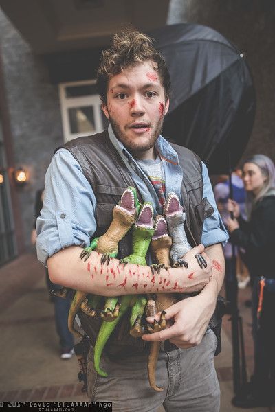 Owen and his raptors (Jurassic World) #cosplay at KatsuCon 2017, Photo by DTJAAAAM Costume Halloween Homme, Friends Costumes, Diy Fantasia, Black Halloween Costumes, Boys Costumes, Costume Carnaval, Halloween Coustumes, Women Costumes, 2 Friends