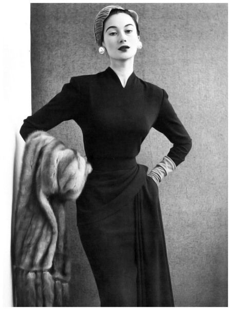 Model is wearing elegant slim sheath draped artfully around the hip, photo by John French, 1950's White Fashion Photography, English Fashion, Robes Vintage, Look Retro, Fashion 1950s, Retro Mode, Vintage Couture, Moda Vintage, Vintage Vogue