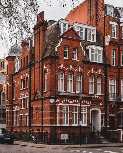 Old Hotel Exterior, London Architecture Modern, London House Aesthetic, Knightsbridge Apartment, England Buildings, English Townhouse, British Houses, University Housing, Knightsbridge London