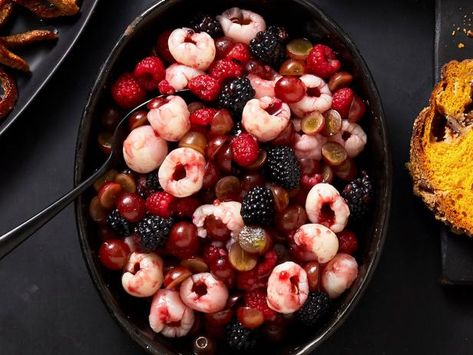 Plat Halloween, Berry Fruit Salad, Chicken Pumpkin, Halloween Breakfast, Halloween Fruit, Spooky Food, Halloween Party Dinner, Dark Aesthetics, Halloween Appetizers