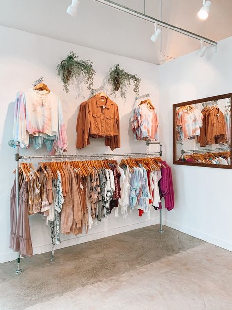 Mini Boutique Store Ideas At Home, Clothing Displays For Boutiques, Small Retail Store Layout, Small Clothing Store Interior Shops, Small Clothes Shop Design, Home Boutique Ideas Small Spaces, Small Clothing Store Interior Design, Store Design Clothing, Ideas De Boutique