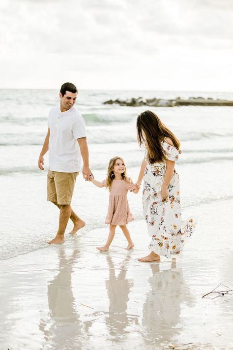 beach family photoshoot outfits Beach Poses With Kids, Family Portrait Beach, Family Portraits Beach, Beach Pictures Poses Family, Beach Family Photoshoot Outfits, Family Beach Pictures Poses, Beach Family Photoshoot, Strand Foto's, Beach Family Portraits