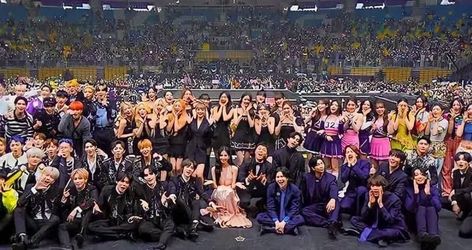 Kpop Groups Together, Kpop Award Show, Kpop Industry, Award Show, All About Kpop, Army Wallpaper, Photo Grouping, Amazing Songs, Group Photo