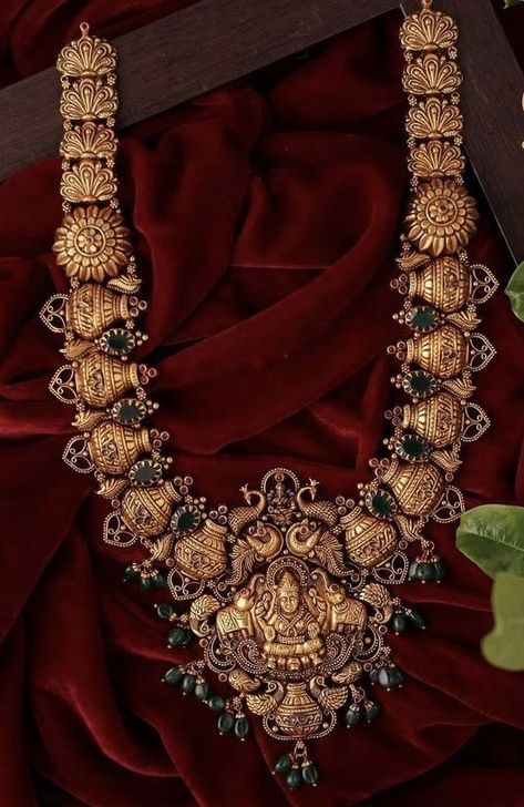 https://in.pinterest.com/krishnajewellersjubileehills/ Antique Gold Jewellery, Antique Necklace Gold, Wedding Jewellery Designs, Indian Bridal Jewelry, Gold Temple Jewellery, Neck Pieces Jewelry, Antique Necklaces Design, New Gold Jewellery Designs, Antique Gold Jewelry Indian