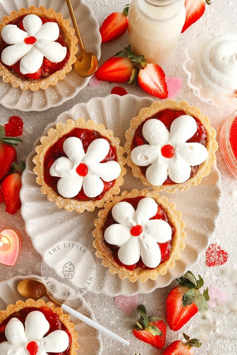 Strawberry tarts with whipped cream flower on otp. Flower Tarts, Strawberries And Daisies, Strawberry Tarts, Flower Desserts, Pastry Chocolate, Spring Baking, Strawberry Compote, Strawberry Art, Vegan Baking Recipes