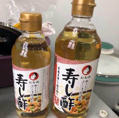 Sushi vinegar or rice vinegar - which one to use for making sushi at home? Read on to find out the similarity and difference between the two. Substitute For Rice Vinegar, Easy Homemade Sushi, Making Sushi At Home, Cooking School Kitchen, Making Sushi Rice, Make Your Own Sushi, Sushi Vinegar, Rice Substitute, Making Sushi