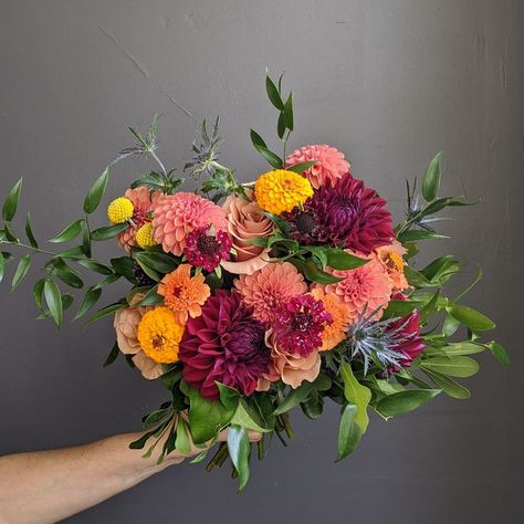 Orange And Emerald Green, Green Bridal Bouquet, October Wedding Flowers, Bridal Bouquet Summer, Green Wedding Flowers, Bridal Party Flowers, Bridal Bouquet Fall, Fall Flower Arrangements, Green Bouquet