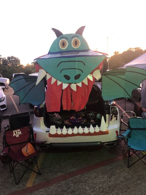 Dragons Love Tacos Trunk Or Treat, Midevil Trunk Or Treat Ideas, Castle Truck Or Treat, Dragon Trunk Or Treat Ideas, Dragon Trunk Or Treat, Dragon Parade Float, Castle Trunk Or Treat, Trunk Or Treat Monster Ideas, Dragonstone Castle