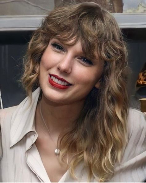 Taylor Swift Folklore Bangs, Taylor Swift Medium Length Hair, Taylor Swift With Bangs, Taylor Swift Bangs Folklore, Taylor Swift Evermore Hair, Folklore Bangs, Taylor Swift Bangs Curly, Taylor Swift Curly Bangs, Taylor Swift Wavy Hair