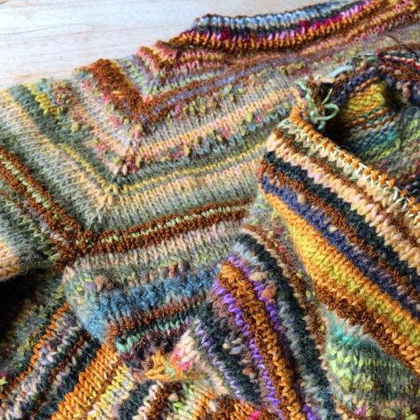 Scrap Yarn Crochet Projects, Yarn Crochet Projects, Jumper Crochet Pattern, Jumper Crochet, Scrap Yarn Crochet, Knit Clothing, Scrap Yarn, Yarn Sweater, Knitted Wit