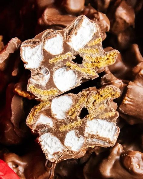 Smores Clusters, Graham Cracker Smores, Easy Homemade Candy, Crockpot Candy Recipes, Chocolate Clusters, Crockpot Candy, Microwave Fudge, Almond Bars, Sweet Treats Desserts