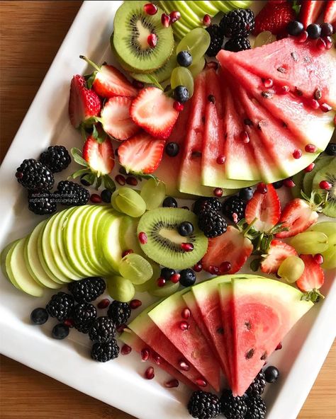 Fruit Platter Photography, Platter Photography, Party Trays, Green Fruit, Fruit Platter, Fruit Plate, Food Platters, Healthy Fruits, Healthy Meals