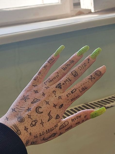 Sharpie Hand Doodles, Drawings On Hands Pen, Doodles To Draw On Your Hand, Easy Hand Drawings, Watercolor Tattoo Ideas, Minimal Tattoo Designs, Minimal Tattoo Ideas, Sharpie Drawings, Sharpie Doodles