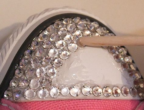 How To Bling Converse Diy, Converse Tutorial, Diy Converse, Bedazzled Shoes, Bling Converse, Shoe Makeover, Diy Sneakers, Diy Sac, Bling Shoes