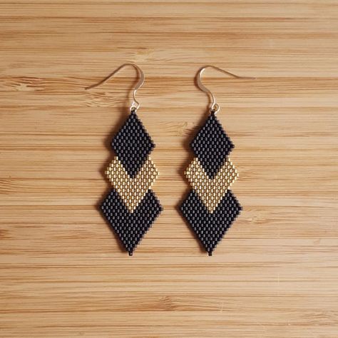 Earrings plated Or Gold Filled 14 k and Miyuki glass beads sewn hand loom.Color: Matte black, gold plated24 k gold plated beadsLength: 7 cm Beaded Earrings Tutorials, Beaded Earrings Diy, Bead Sewing, Brick Stitch Earrings, Garnet And Gold, Beaded Earrings Patterns, Earring Tutorial, Bronze Gold, Miyuki Beads