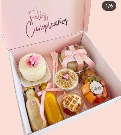 Box Desayunos, Bento Breakfast, Picnic Date Food, Chocolate Valentine, Mom Gift Basket, Dessert Boxes, Creative Birthday Gifts, Valentine Cake, Valentine Chocolate