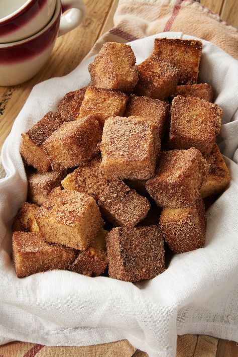 Cinnamon Sugar Pound Cake Bites turn ordinary pound cake into sweet, cinnamon-y bites of deliciousness. A fantastically easy crowd-pleaser! - Bake or Break #cake #poundcake #cinnamon Pound Cake Bites, Mini Churros, Angel Food Cake Desserts, Churro Bites, Angel Food Cake Mix Recipes, Duncan Hines, Cake Bites, Angel Cake, Giada De Laurentiis