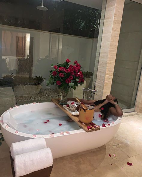 Spoiled Girlfriend, Bathtub Aesthetic, Black Girls Luxury Lifestyle, Life Goals Future, Vision Board Pictures, Dream Vision Board, Rich Girl Lifestyle, Vision Board Manifestation, Black Femininity