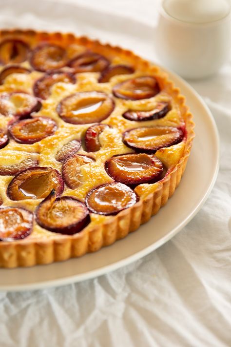 Plum Custard Tart, Egg Custard Tart Recipe, Fruit Custard Tart, Everyday Desserts, Plum Dessert, Hungarian Girl, Custard Tarts Recipe, Plum Tart, Plum Recipes