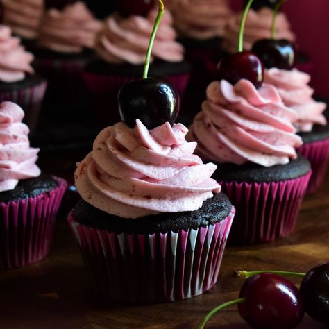 Cherry Frosting Recipe, Cherry Cupcakes Recipes, Chocolate Cherry Cupcakes, Forest Cupcakes, Cherry Frosting, Cherry Cupcakes, Frozen Cherries, Cherry Recipes, Buttercream Recipe