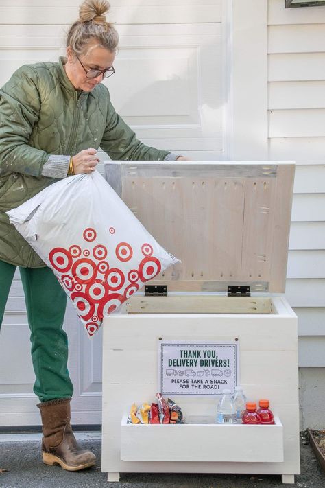 using a kreg jig to make a delivery box for packages Package Drop Off Box Ideas, Diy Package Delivery Box Ideas, Mail Delivery Box Diy, Diy Porch Package Storage, Mail Box For Packages, Amazon Mailbox Ideas, Box For Packages On Porch, Mailbox And Package Drop, Package Delivery Box Mail