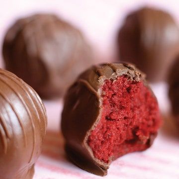 Cake Balls Recipe, Cake Ball Recipes, Cake Ball, Basic Cake, Cake Bites, Raspberry Cake, Cake Balls, Balls Recipe, Chocolate Raspberry