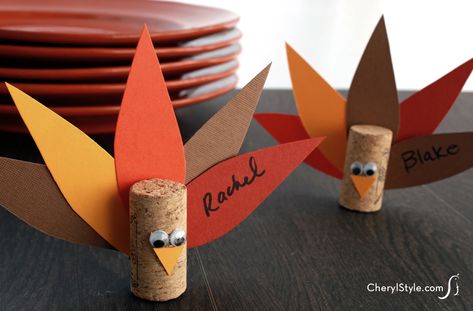 Make easy and inexpensive turkey place card holders with our printable template and wine corks. Cork Place Cards, Turkey Place, Turkey Place Cards, Turkey Places, Place Settings Thanksgiving, Thanksgiving Place Cards, Inexpensive Crafts, Thanksgiving Crafts For Kids, Wine Cork Crafts