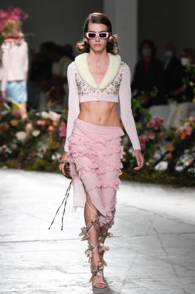 Blumarine RTW Spring 2021 [PHOTOS] – WWD 90s Fashion Models, Spring Trends Outfits, Beachwear Fashion, Fashion Blogger Style, Summer Fashion Trends, Runway Models, Spring Summer Fashion, Runway Fashion, Fashion News