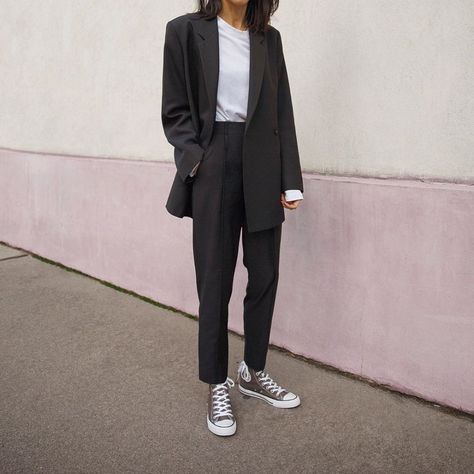 Suit With Converse, Converse Women Outfit, Converse Outfit Spring, High Top Converse Outfit, Converse Noir, Converse Style Women, Estilo Dark, Converse Women, Woman In Suit