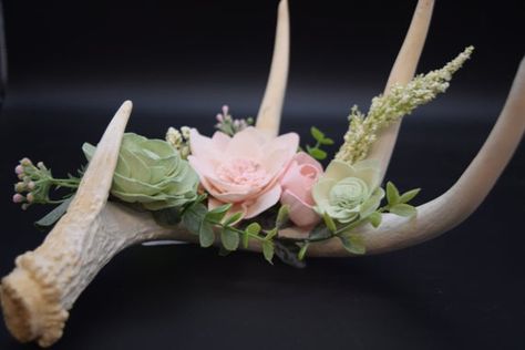 Antler Centerpiece Wedding, Antler Home Decor, Antlers With Flowers, Halloween Wedding Centerpieces, Antler Centerpiece, Antler Flower, Gothic Candle Holder, Deer Antler Crafts, Flowers With Greenery