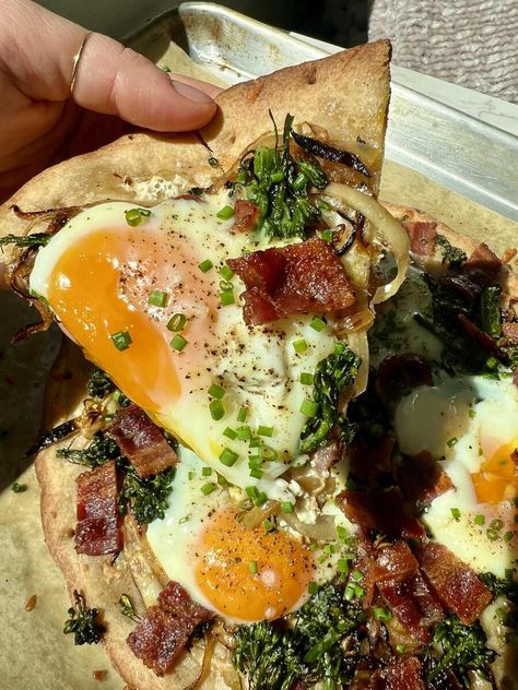 Gluten Free Breakfast Pizza Breakfast Pizza Gluten Free, Dairy Free Breakfast Pizza, Gluten Free Breakfast Pizza, Easy Breakfast Pizza, Breakfast Pita, Gluten Free Lasagna, Refined Sugar Free Recipes, Gluten Free Breakfast, Bacon Eggs