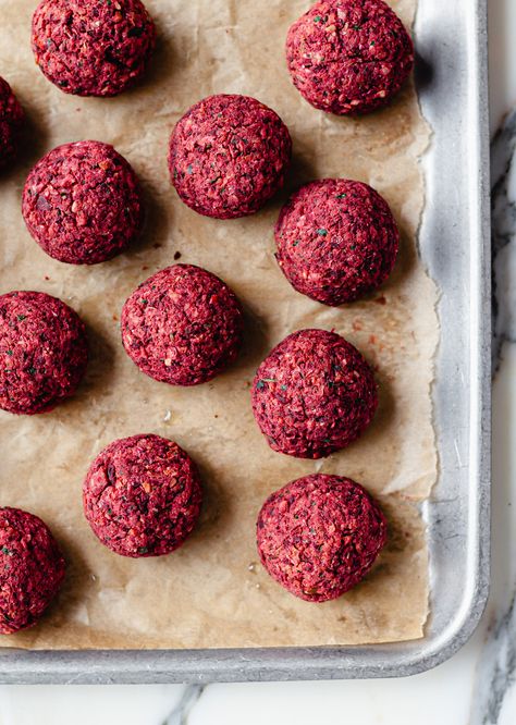 Baked Beetroot Falafel - So Vegan Beetroot Falafel, Baked Beetroot, Beetroot Recipes, Pitta Bread, Falafel Recipe, Red Onion Salad, Salad Leaves, Vegan Dinner Recipes, Fresh Herbs