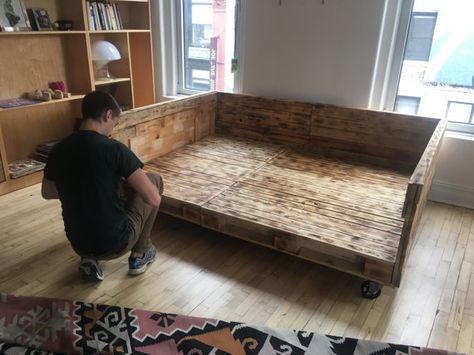 King Daybed, Queen Daybed, Pallet Daybed, Basement Guest Rooms, Platform Bed Designs, Diy Daybed, Hangout Room, Woodworking Bed, Wood Daybed