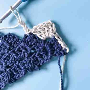 crochet c2c decrease block 1 C2c Tutorial, Crochet Infinity Scarf Free Pattern, Crochet Corner To Corner, Corner To Corner Crochet Pattern, Yarn Projects Crochet, Crochet Stitch Pattern, Crochet C2c Pattern, Corner Crochet, Crochet Throw Pattern