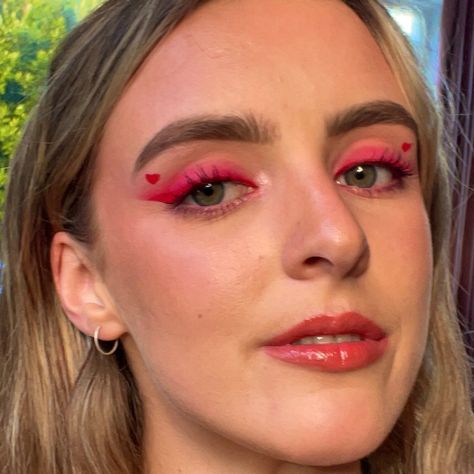 Pink And Red Eyeliner, Harry Styles Eye Makeup, Harry Styles Make Up Concert, Heart Eyeliner Stamp, Red And Pink Eye Makeup, Harry Styles Makeup Look, Red Heart Eye Makeup, Simple Heart Makeup, Red Concert Makeup