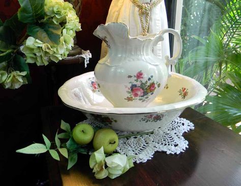 Very nice Fine China Dinnerware, Antique Pitcher, Bowl Sets, Porcelain Pitcher, Portuguese Culture, Wash Stand, Vintage Pitchers, Pitcher Set, Vintage Picture