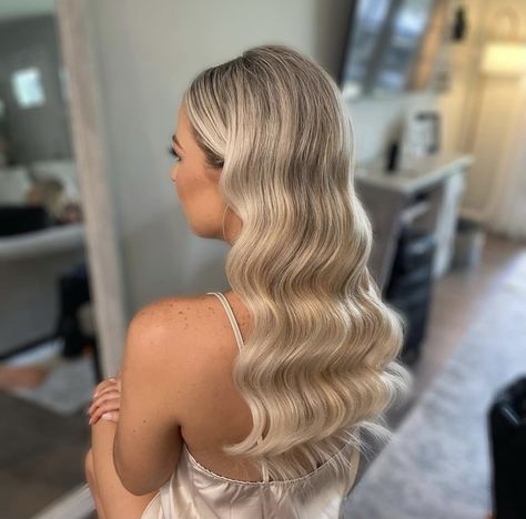 Prom Hair Hollywood Curls, Wedding Hairstyles Glam Waves, Prom 2024 Hairstyles Down, Bridesmaid Hairstyles Hollywood Curls, Blonde Hair Bridesmaid, Strapless Prom Hairstyles, Hollywood Waves Hair Wedding, Glam Wave Wedding Hair, Hollywood Waves Front Pinned