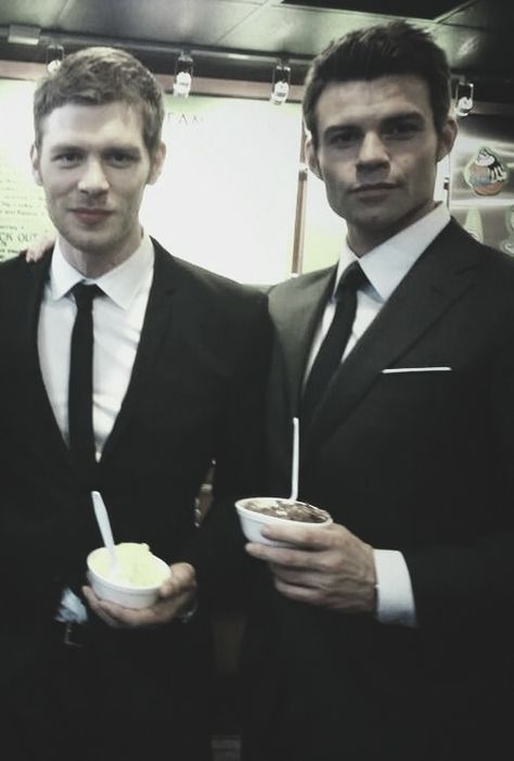 Elijah And Klaus, Klaus Vampire, Klaus Tvd, Klaus From Vampire Diaries, Tvd Cast, Diary Movie, The Mikaelsons, Disney Monsters, Vampire Diaries Funny