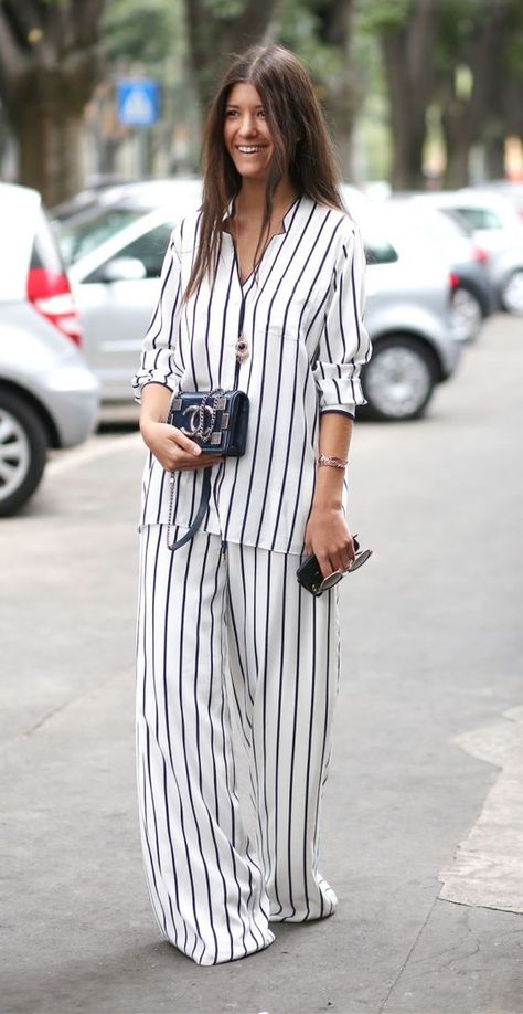 STREETSTYLE | CHANEL | THE PYJAMA SUIT Elegantes Outfit Damen, Pyjama Trend, Rok Outfit, Mode Kimono, Homewear Woman, Chique Outfits, Homewear Fashion, Outfit Chic, Elegante Casual