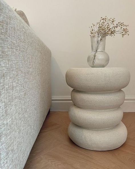 Minimalist Bedroom Side Table, Beige Side Table, Modern Living Room Side Table, Diy Bed Side Table, Side Table Aesthetic, Papie Mashe, Pebble Coffee Table, Greek Style Home, Pebble Table