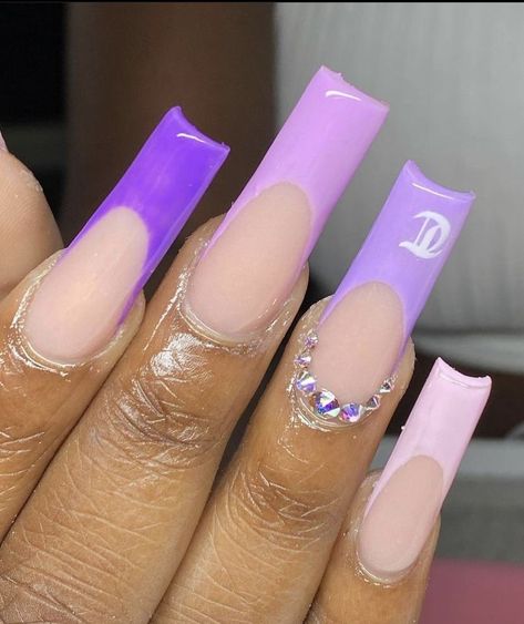 Nails Inspiration Lavender, Purple Nails Acrylic With Initial, Purple Medium Nails, Purple Nails With Initial, Purple Acrylic Nails Square, Simple Nails Purple, Stop Nail Biting, Nails Art Simple, Nail Art 2022