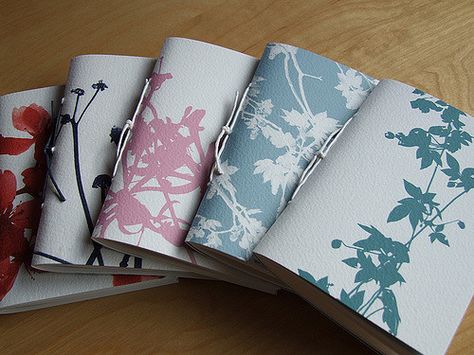 Homemade Journals, Homemade Journal, Beautiful Crafts, Helpful Things, Handmade Flowers Fabric, Diy Notebook, Small Notebook, Handmade Notebook, Handmade Book