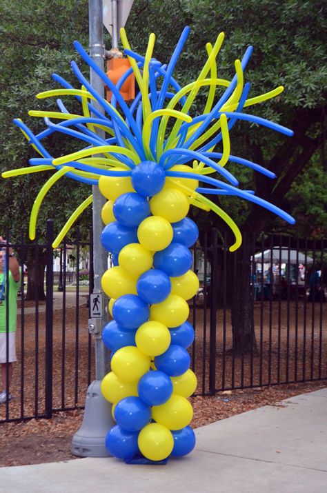 Fun Balloon Tower by www.idealpartydecorators.com Balloon Projects, Twist Balloons, Balloon Archway, August Birthdays, Balloon Pillars, Party City Balloons, Balloon Tower, Balloon Designs, Balloons Decoration