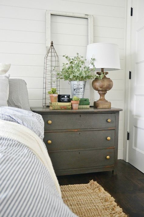 Urbane bronze nighstands - The perfect dark gray paint for furniture. Master bedroom nigh stands styled for spring Farmhouse Bedroom Furniture, Painted Bedroom Furniture, Casa Country, Night Stands, Trendy Bedroom, Design Bedroom, Cool Ideas, Farmhouse Bedroom, Bedroom Night Stands